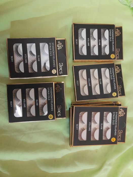 Накладні вії для виразного погляду .