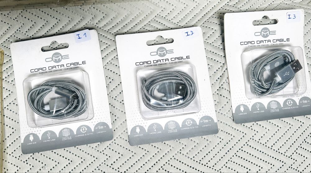 Cada item a 3€ - carregadores iphone, de isqueiro, cabos áudio