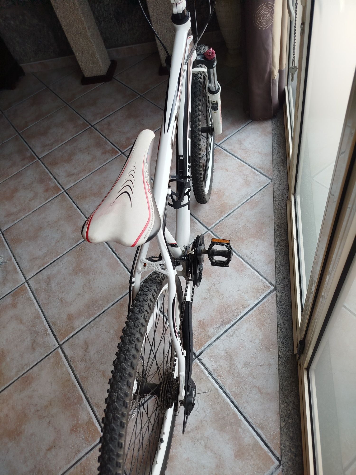 BTT com suspensão em bom estado