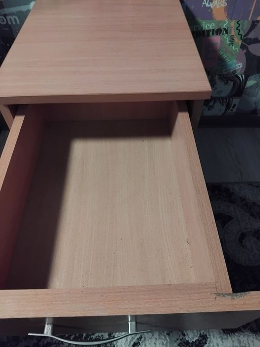 Продам тумбу на колёсиках.