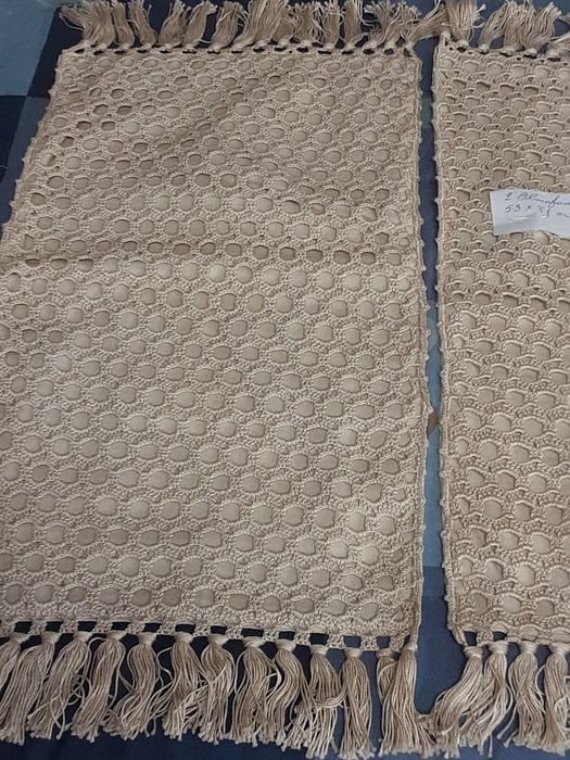 2 almofadas  cor bêje  croché  sobre  o comprido com frocos