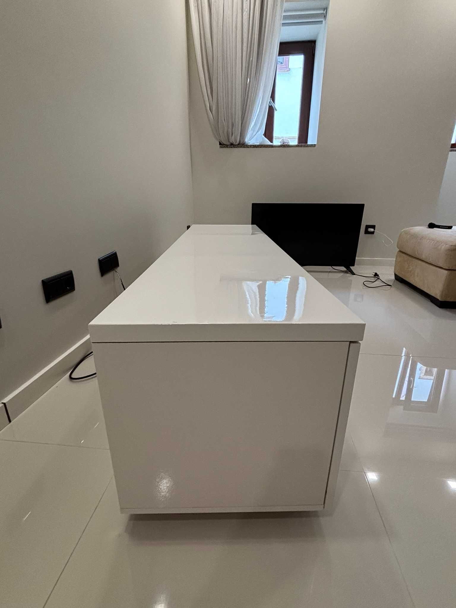 Aparador de TV em Ótimo Estado – Elegância e Funcionalidade!