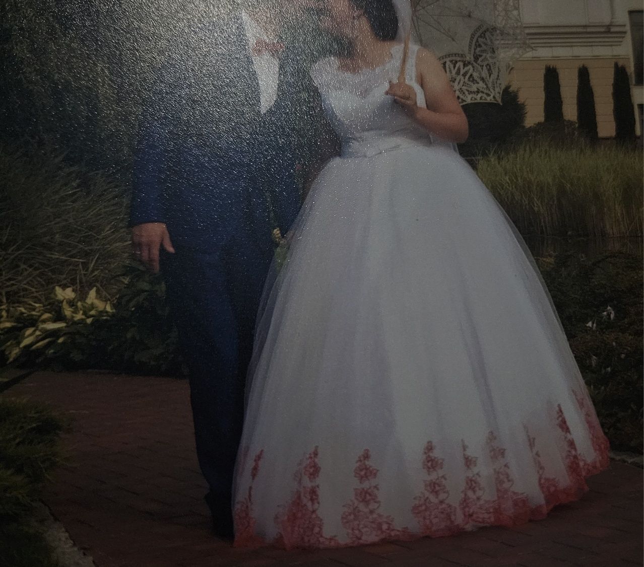 Дуже гарна весільна сукня внизу з червоною вишивкою. Розмір 46-48