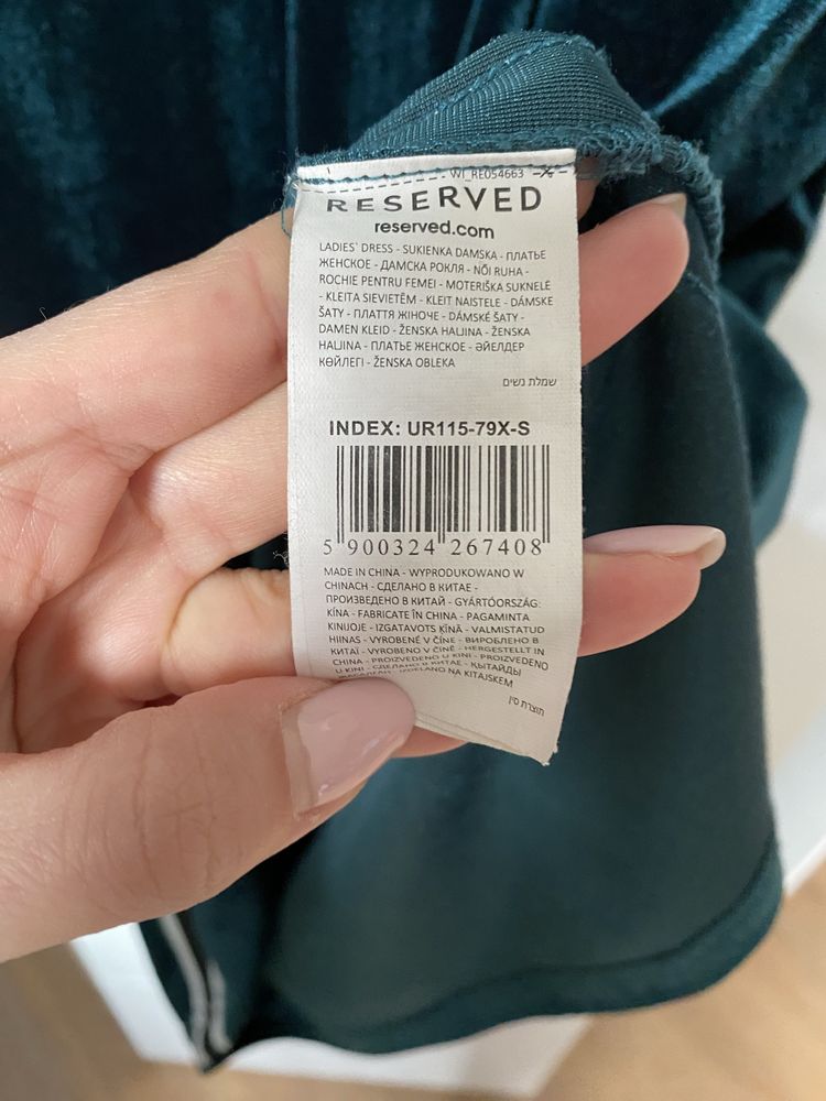 Welurowa sukienka Reserved