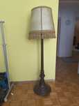 Stara drewniana lampa stojąca