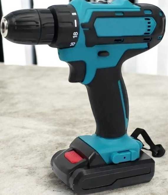 Шуруповерт з набором інструментів