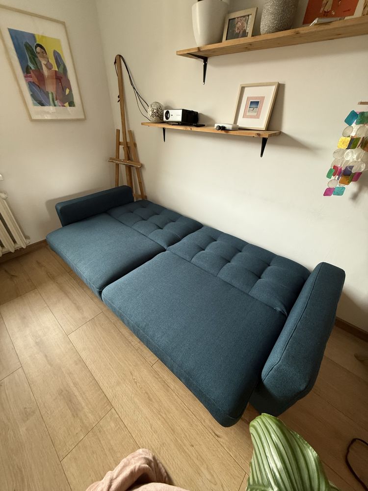 Ładna Granatowa Sofa z Funkcja Spania i Pojemnikiem na Pościel