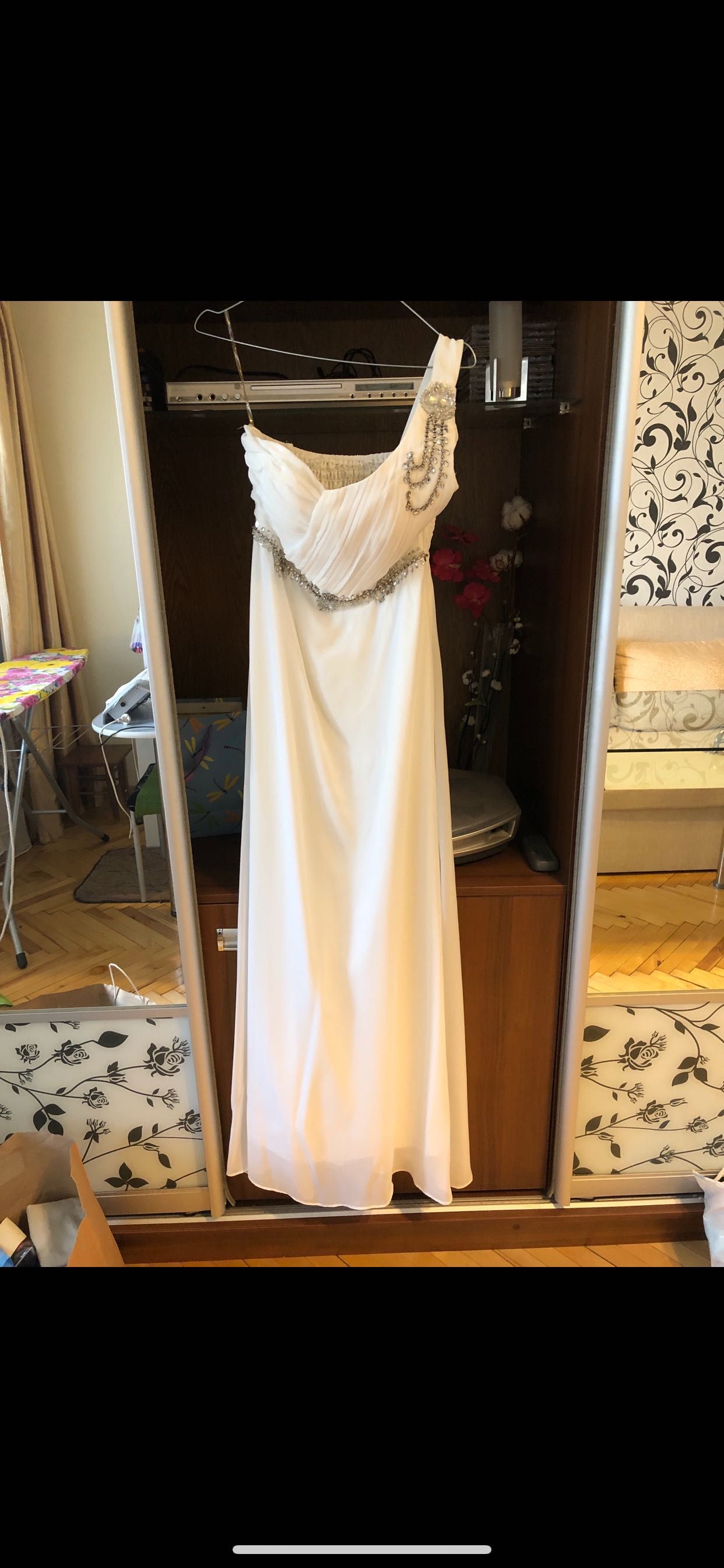 Біле плаття на вихід. На торжество або весілля. В греческому стилі
