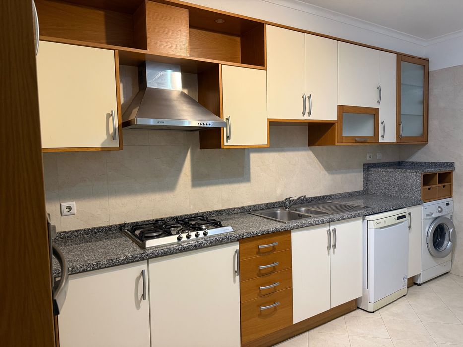 Cozinha Usada Mobilada Completa, com Eletrodomésticos a Bom Preço!
