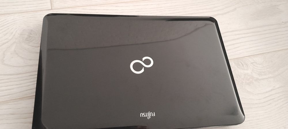 Ноутбук Fujitsu 15.6 i3/6Gb DDR3/GT525M 1Gb