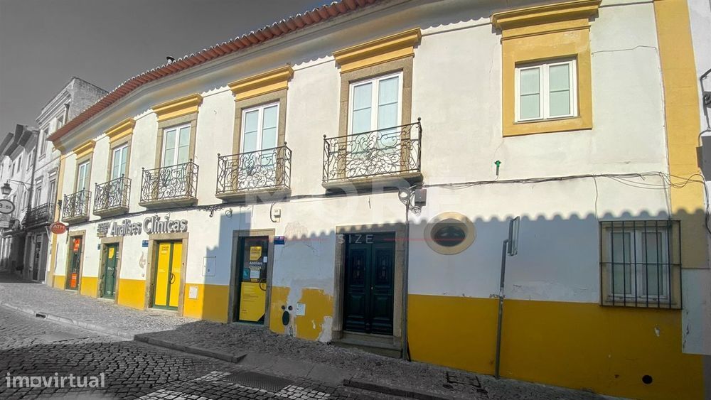 Prédio Senhorial Moradia + Espaço comercial - Centro Histórico Évora
