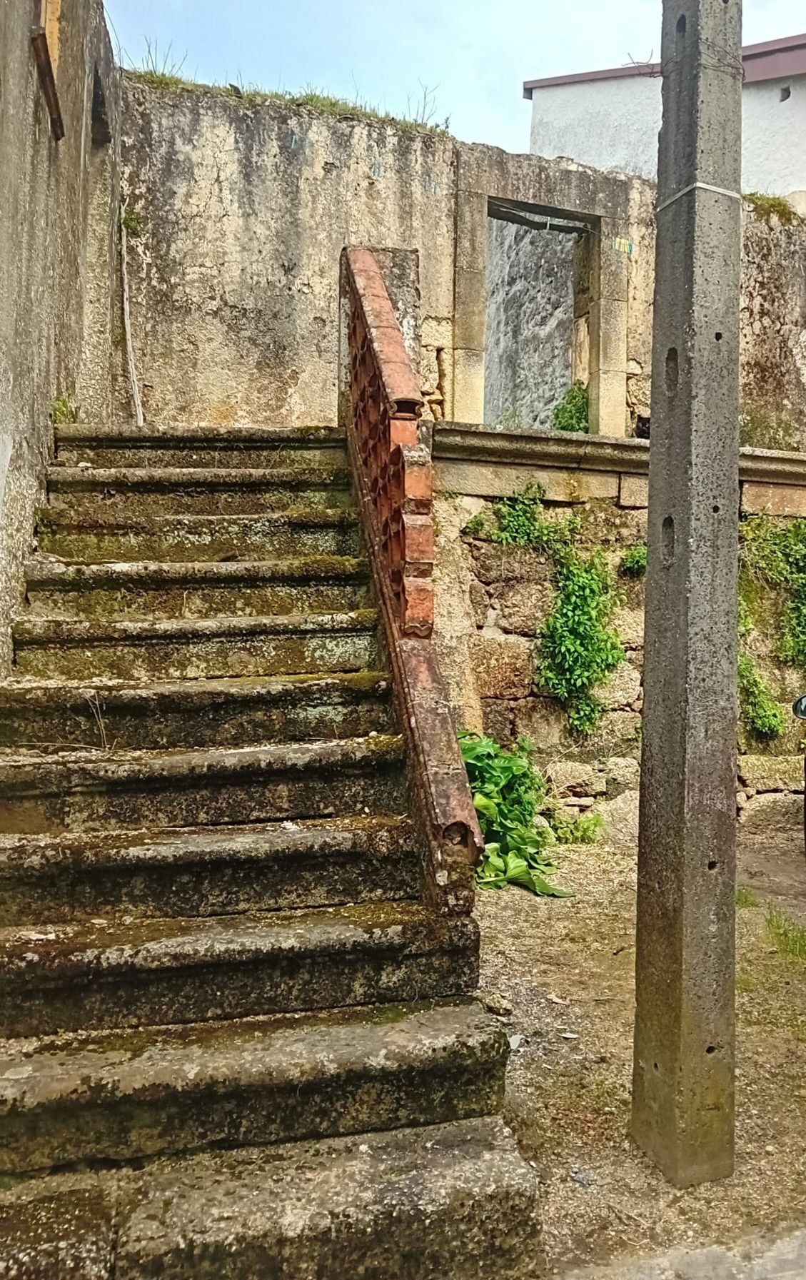 Moradia em ruínas para reconstrução