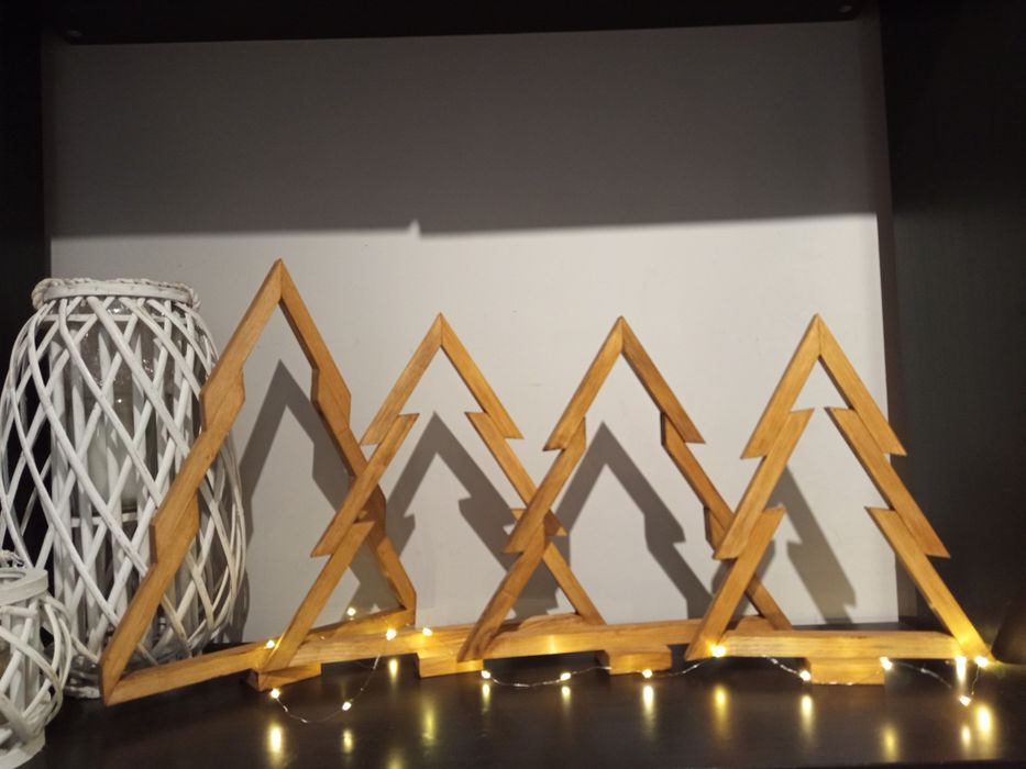 Drewniane choinki i Stroik na Wszystkich świętych.