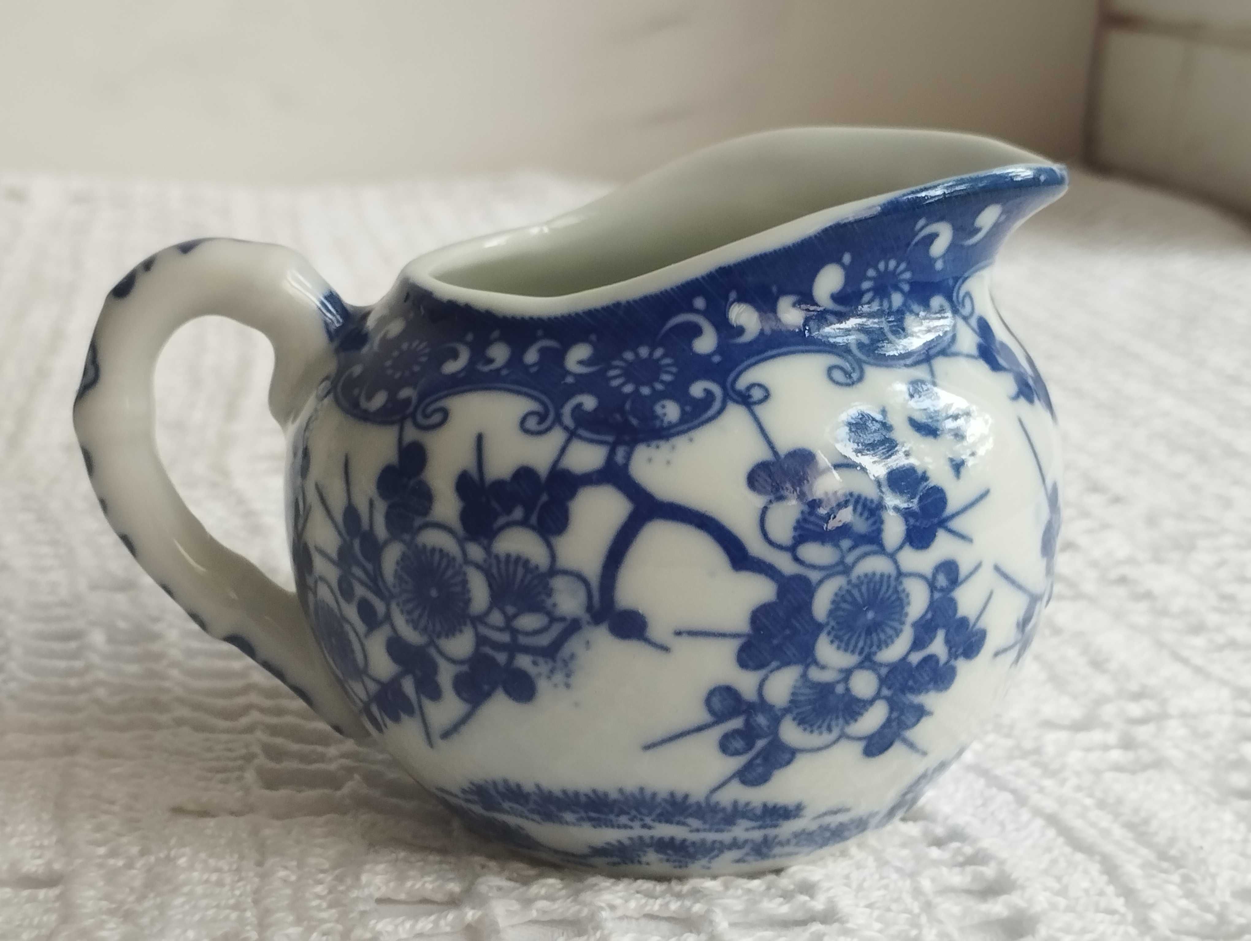 Japońska porcelana mleczniki i dzbanuszek.