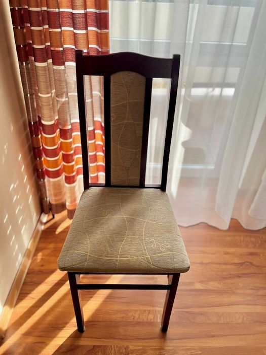 duży rozkładany drewniany stół + krzesła