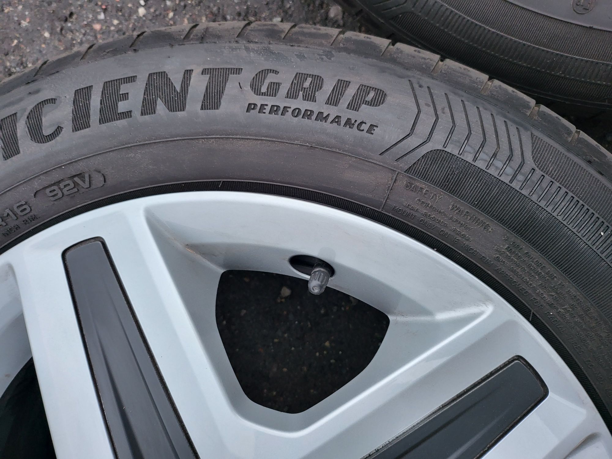 Opony letnie 205/60/16 92V Goodyear EfficientGrip bieżnik 6,5mm, 2022r