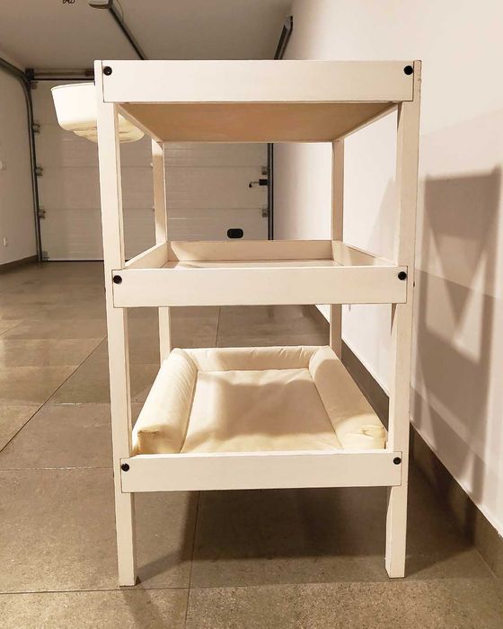 Trocador com Muda-Fraldas e Cestos