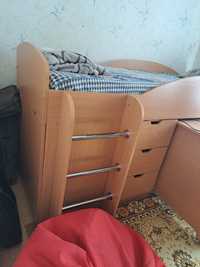 Кровать-чердак со столом и комод универсал