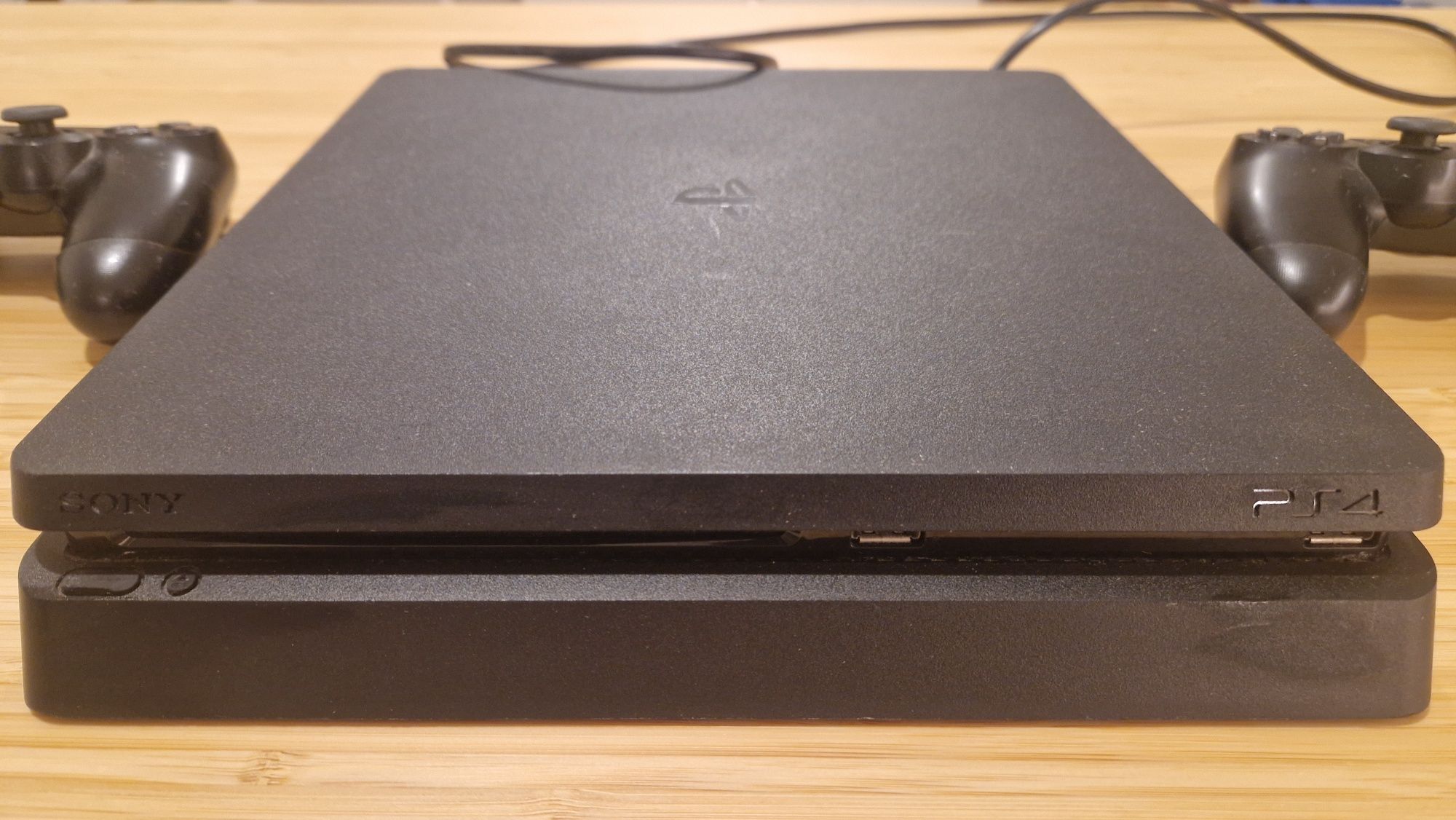 Play Station 4 Slim 1 Tb + 2 pady