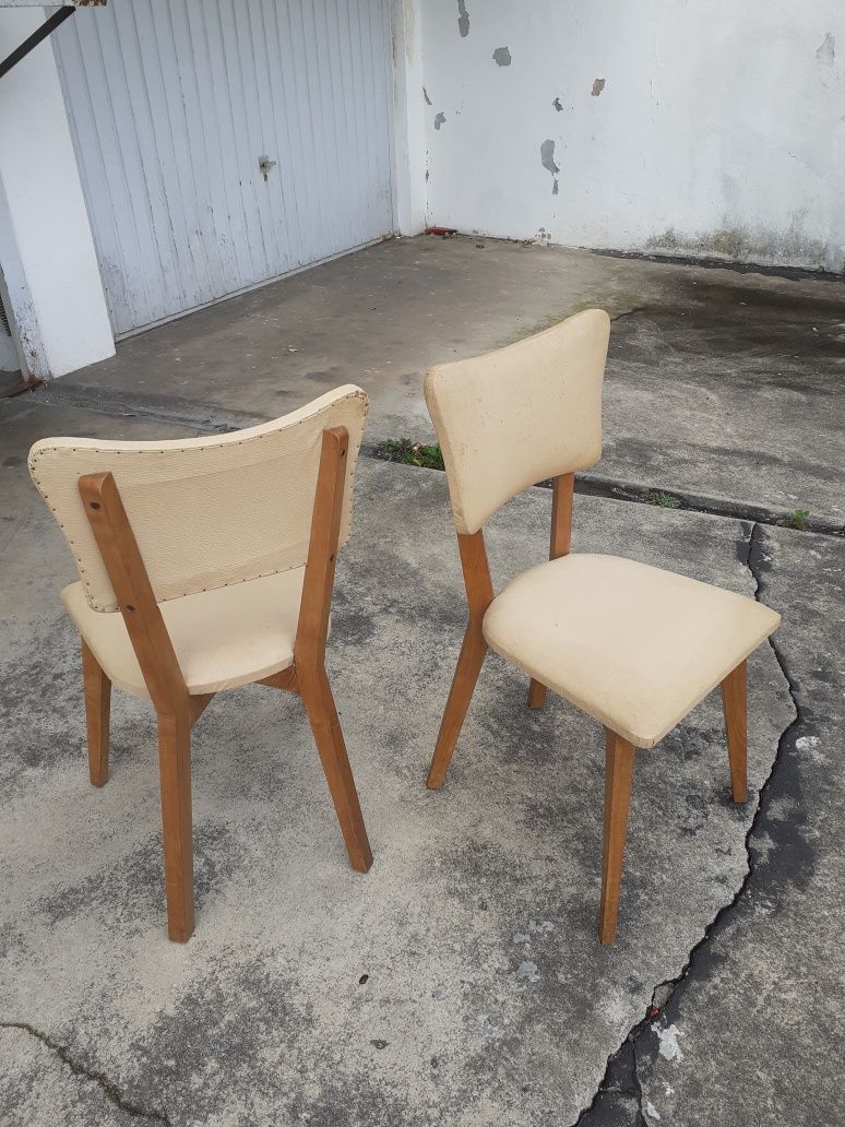 Conjunto de 2 cadeiras vintage em madeira nobre. Design modernista