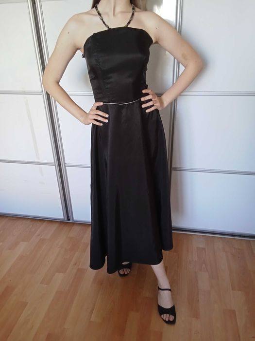 Сукня вечірня чорна.