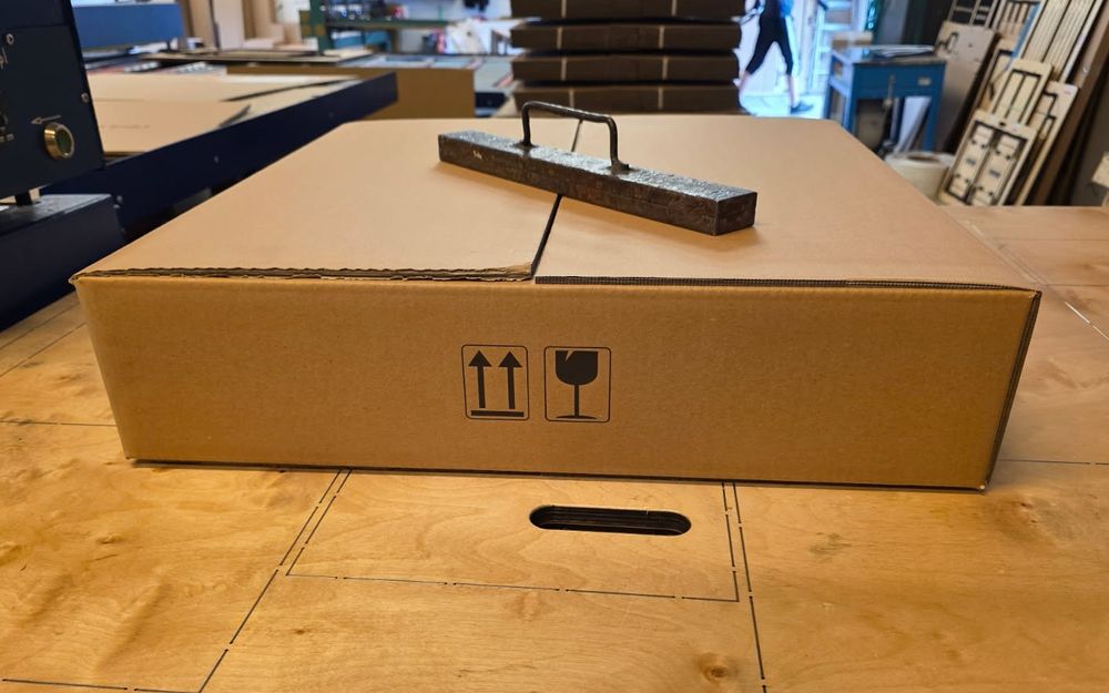 Karton klapowy 55x55x11cm pudełko na obrazy pakowanie