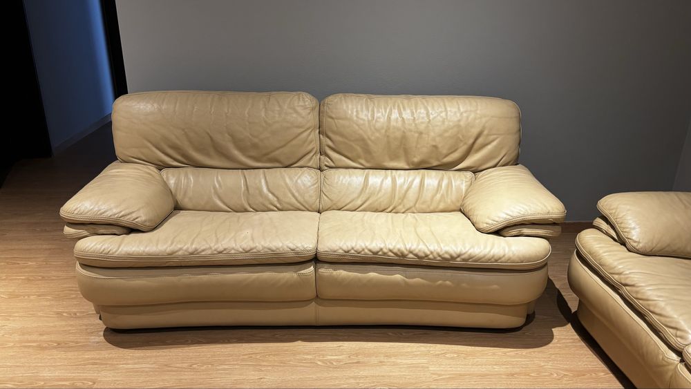 Sofas 100% de couro e base em madeira