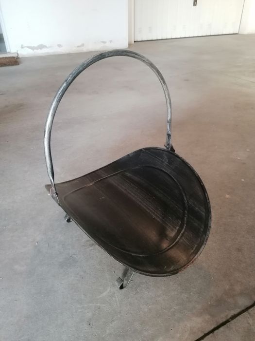 Cesto para lenha em metal.