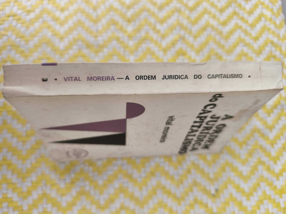 A ordem jurídica do capitalismo . 
Vital Moreira