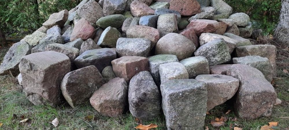 Bruk drogowy kamień ciosany polny do ogrodu skalniak otoczaki