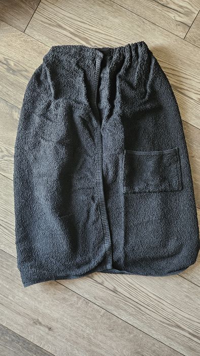 Czarny ręcznik saunowy męski z kieszenią zapinany na rzep