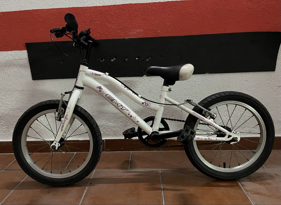 Bicicleta criança menina. Roda 16