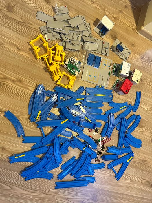 Kolejka Tomica z drogą, parkingiem i budynkami