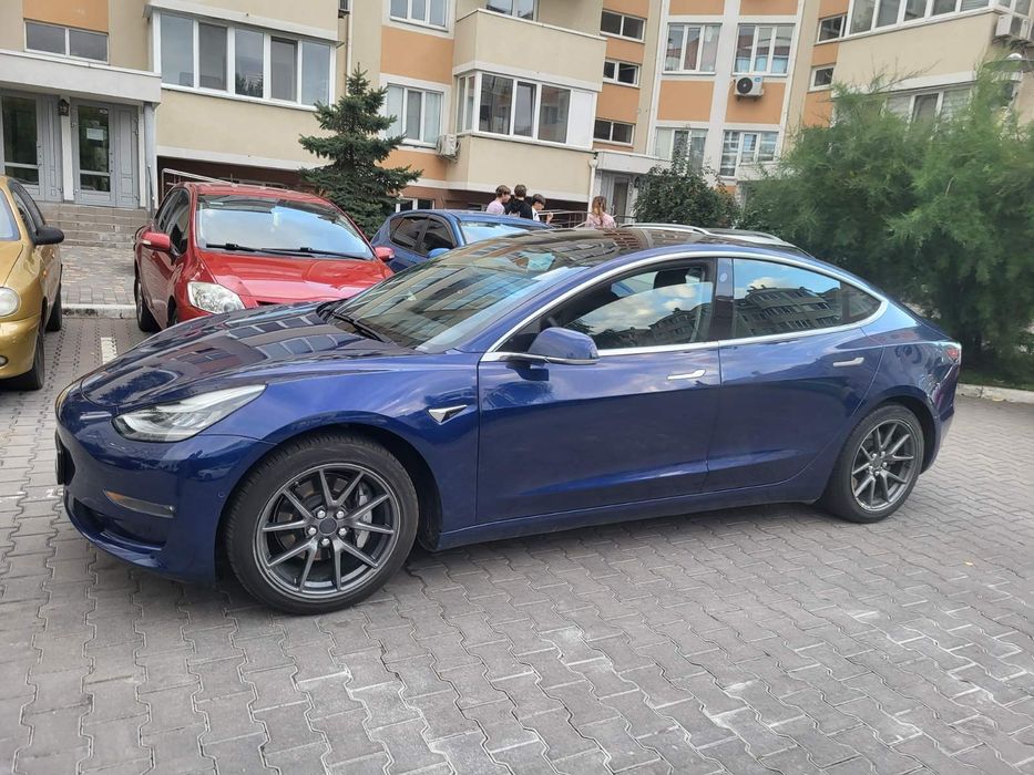 Аренда, . Тесла Модел 3,