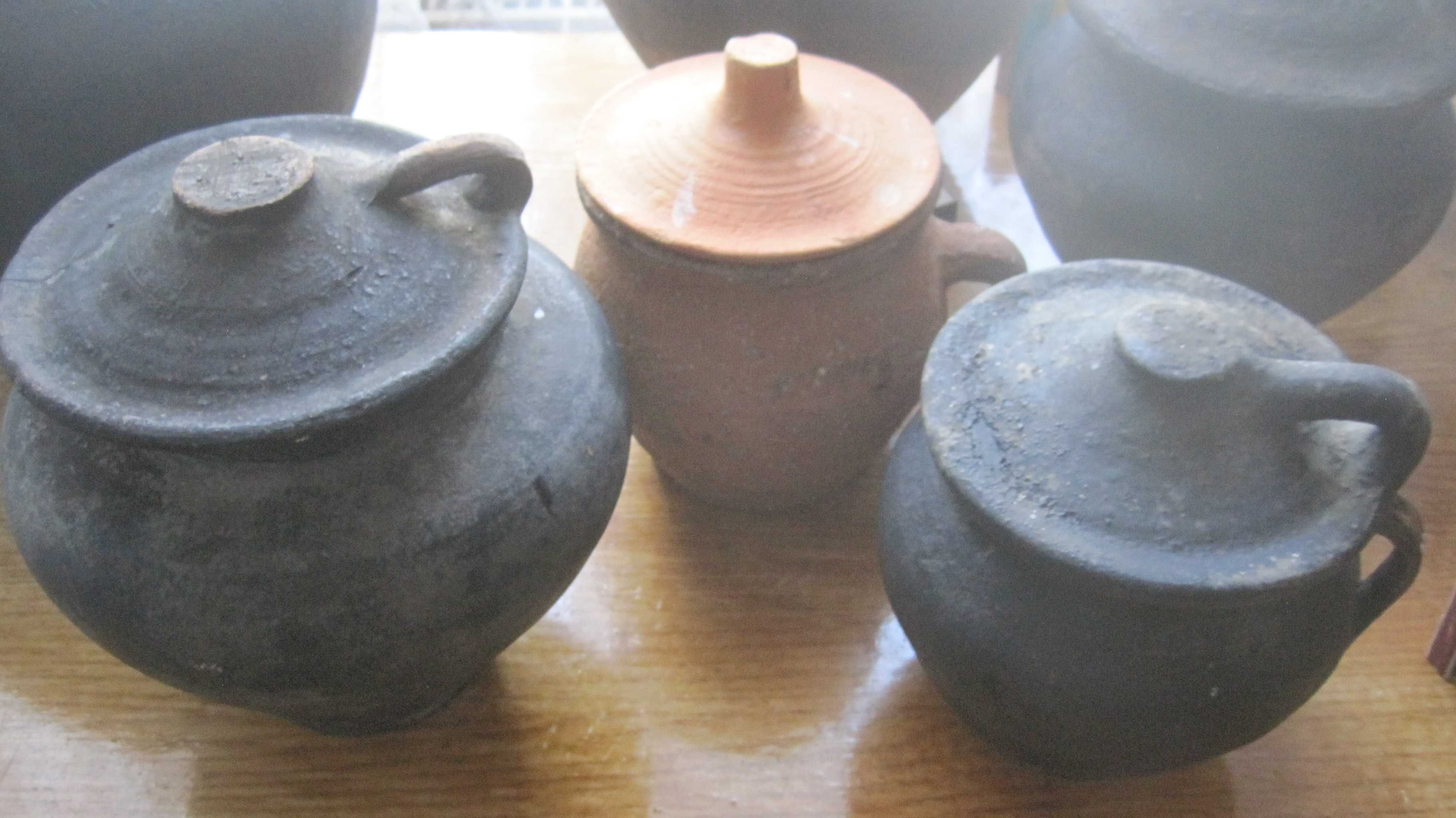 глечики давній посуд з старої хати глиняні старины горшки горшок ваза
