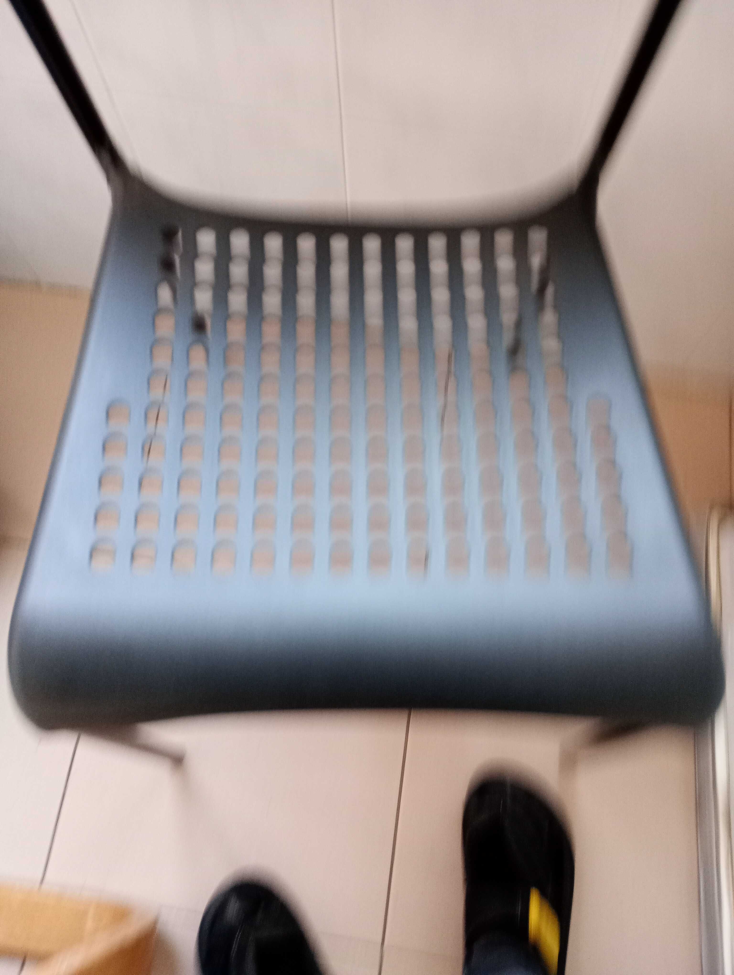 Cadeira de plástico IKEA