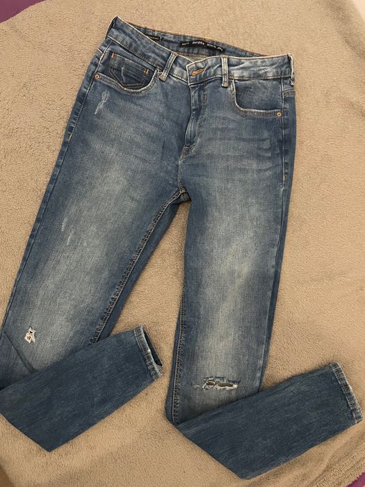 Spodnie jeansy z przetarciami Stradivarius rozmiar 38