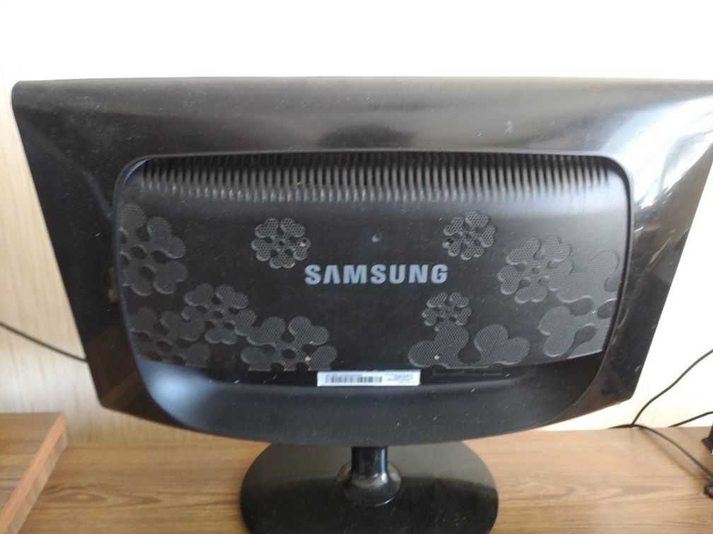 Продам монитор Samsung отличное состояние  торг уместен