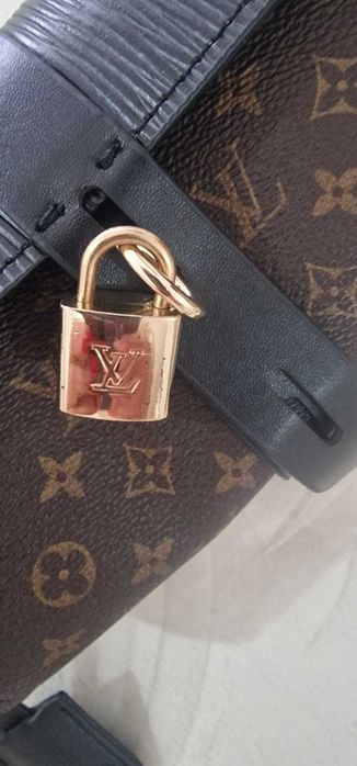 Mala nova com 2 alças tiracolo