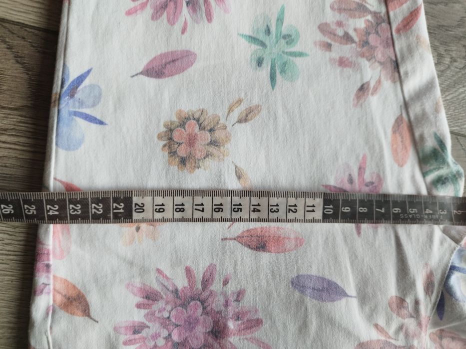 R.S Freesia białe spodnie w kolorowe kwiaty chinosy cygaretki