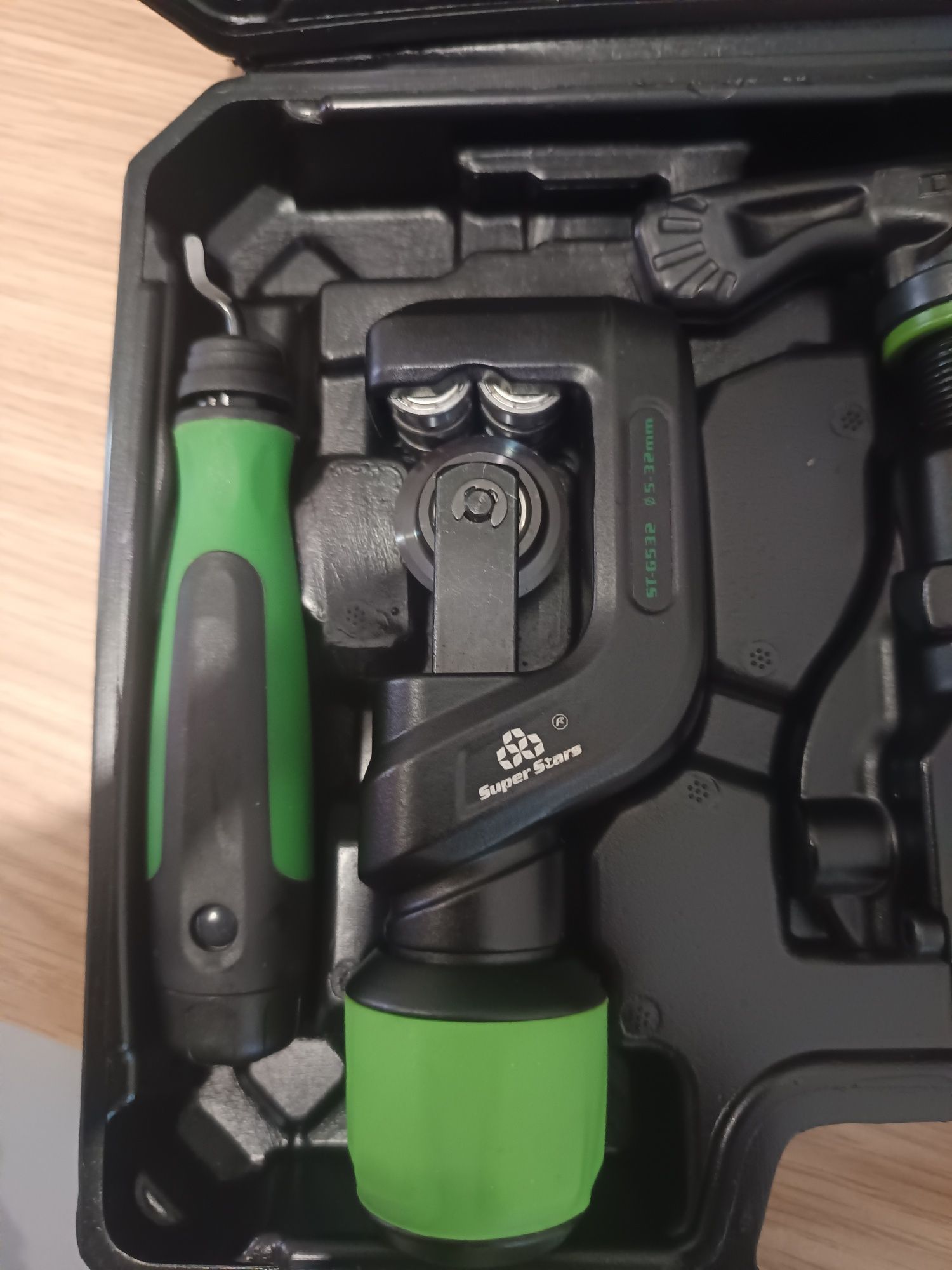 kit de ferramenta de flangeamento excêntrico

Super Stars ST-806FT-L