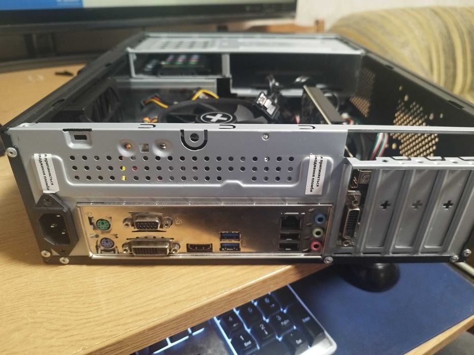 Корпус PC miniATX з блоком живлення 400W