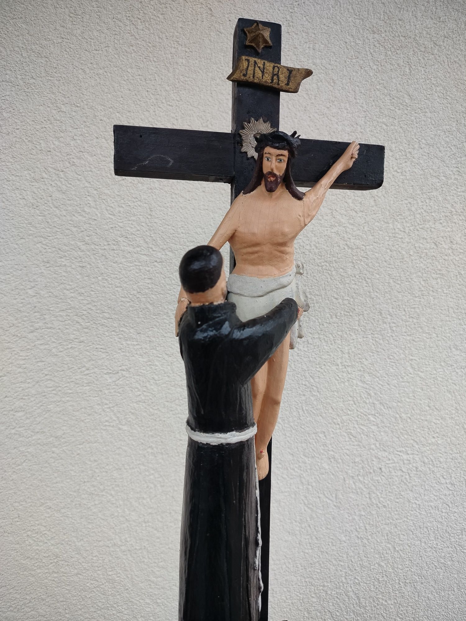 Duży stary imponujący drewniany krzyż pasyjka