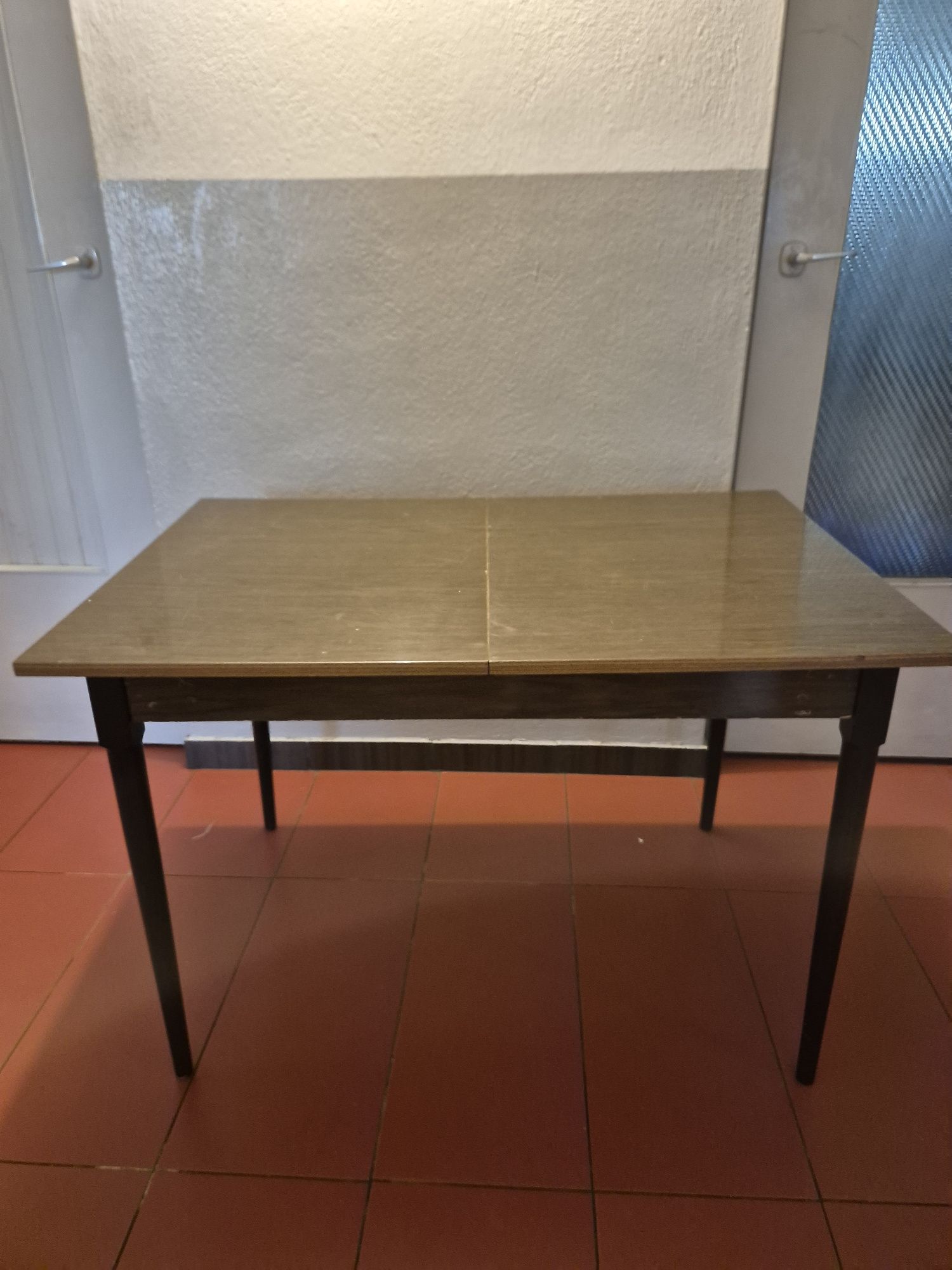 Rozkładany stół z 4 krzesłami