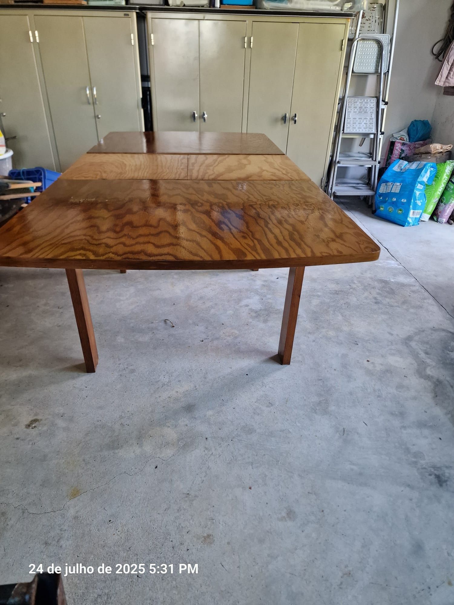 Mesa de sala madeira maciça com 1.50 extensivel a 2 metros com 1.00 la