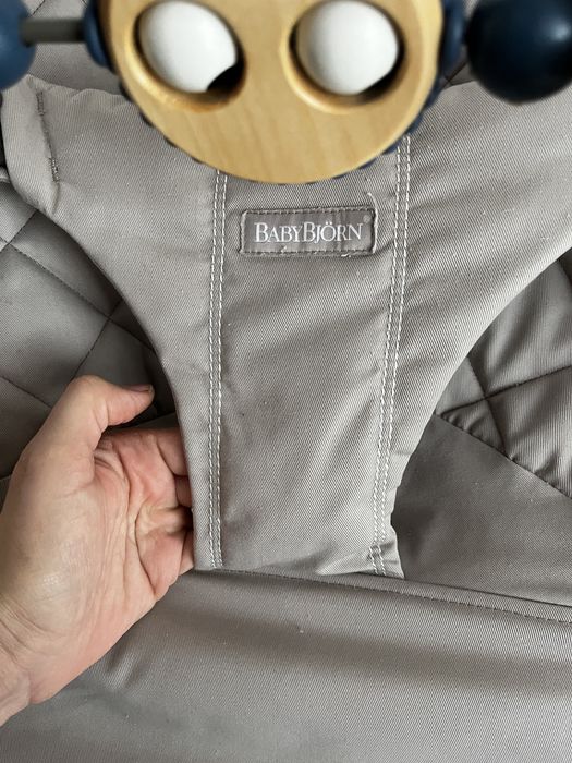Leżaczek Baby Bjorn z zabawką