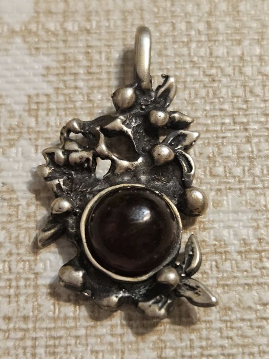 Wisiorek z bursztynem prl