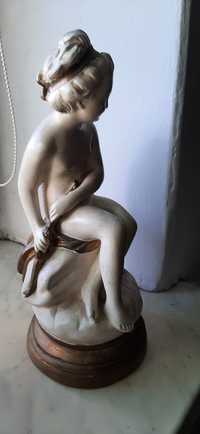 Rzeźba, Dziewczynka chowająca łuk Kupidyna