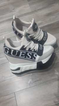 Sneakersy buty na koturnie Guess 35