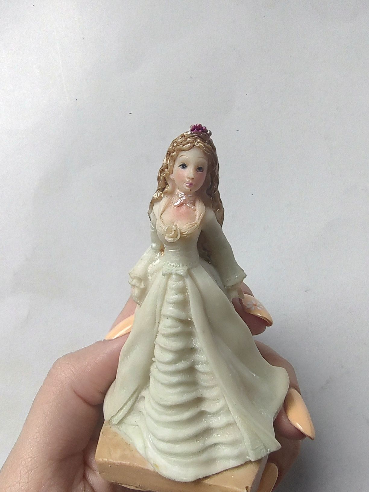 Ozdobna figurka księżniczki w białej sukni balowej